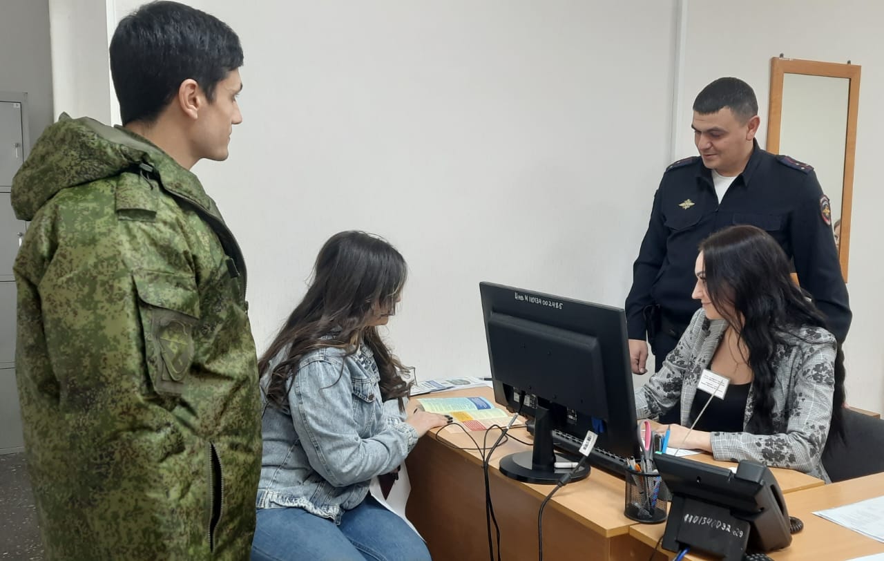 Полицейские и общественники Курского округа провели акцию по популяризации государственных услуг.