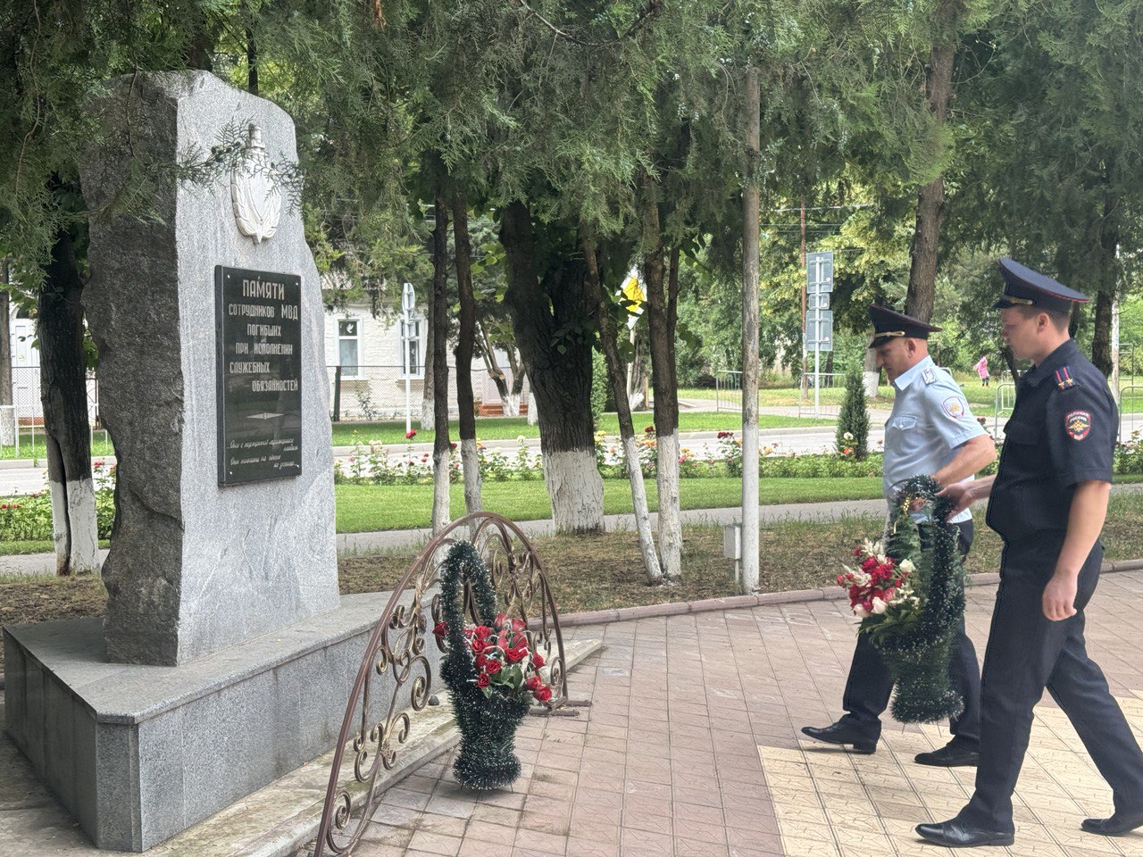 В Курском муниципальном округе в День образования органов внутренних дел Ставропольского края состоялась церемония возложения цветов..