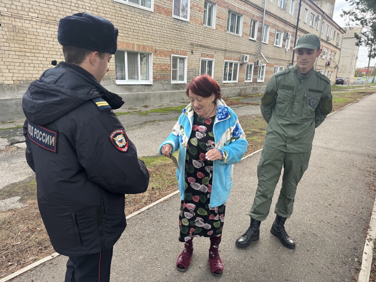 Курские полицейские и общественники продолжают проводить акцию «Стоп – мошенник!».