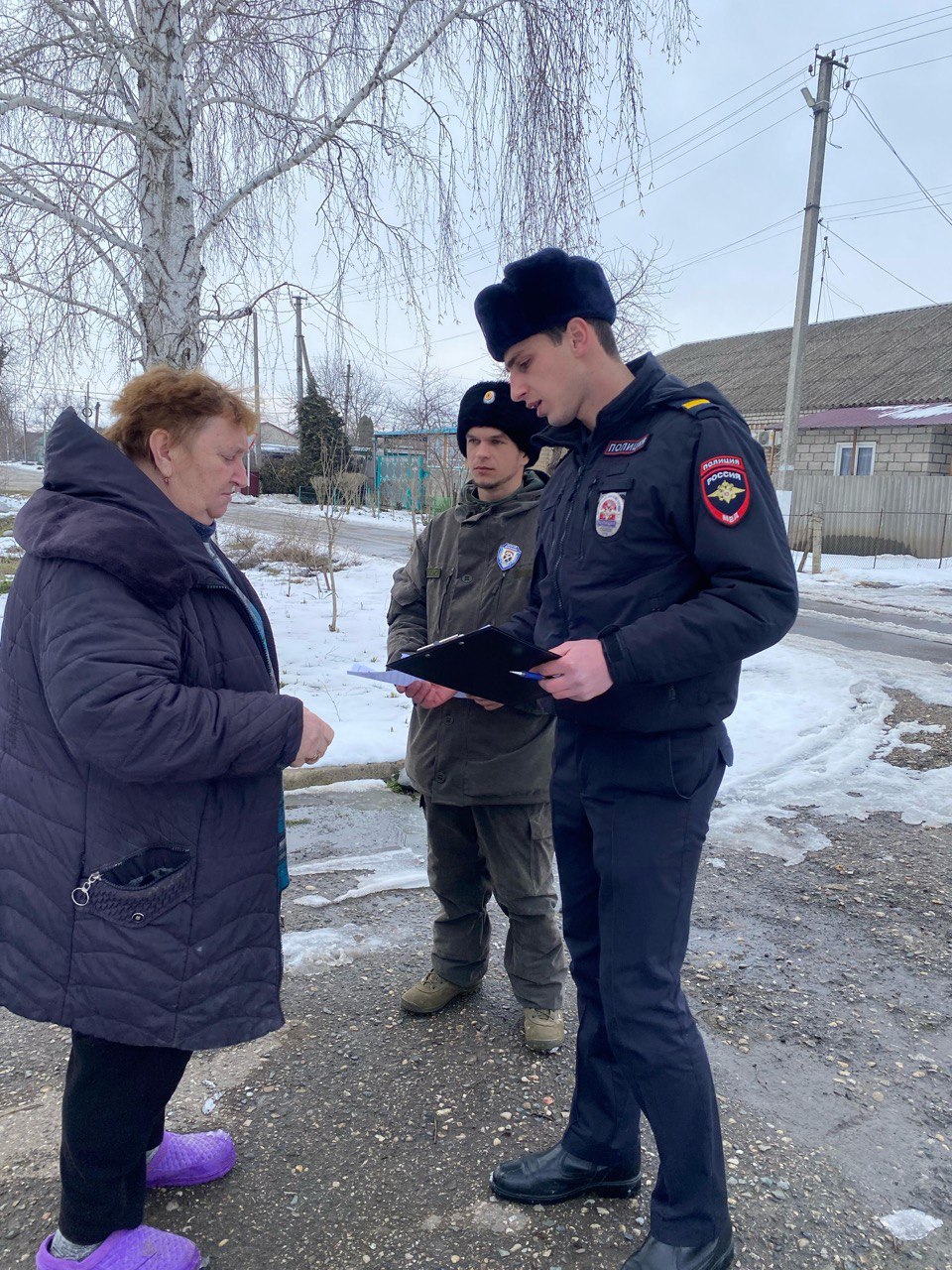 В Курском округе сотрудники полиции провели с местными жителями беседы по профилактике мошенничества.