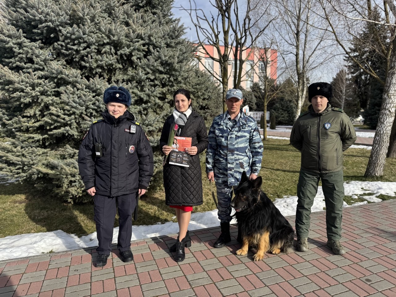 На Ставрополье полицейские поздравляют женщин в рамках акции «8 Марта – В каждый дом».
