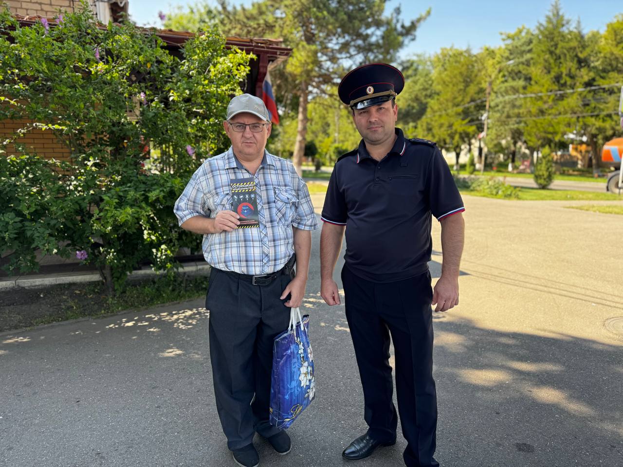 В Курском округе полицейские провели беседы для повышения правовой грамотности населения и противодействия мошенничеству.