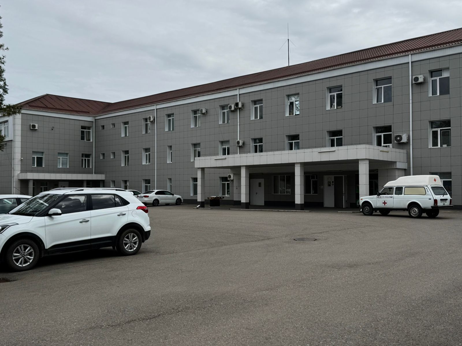 В здании Курской районной больницы на Ставрополье продолжается капремонт по нацпроекту, прием пациентов осуществляется в штатном режиме.