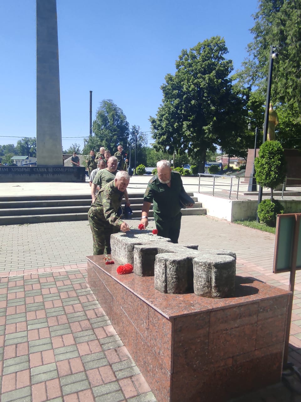 Возложение цветов к мемориалу погибшего воина и памятному кресту погибших казакам станицы Курская.