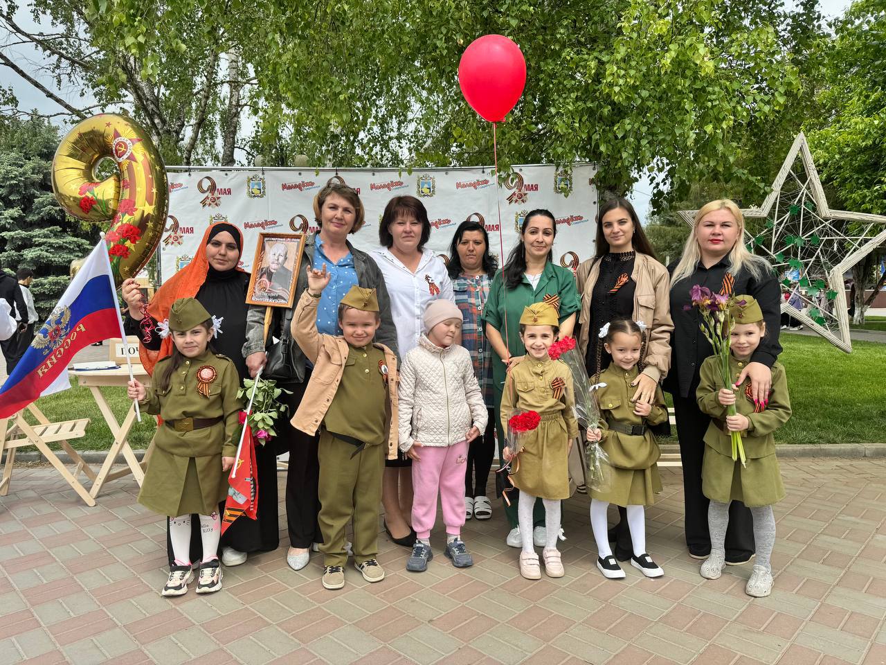 Под руководством члена совета женщин, директора МКУ «Курский Молодежный Центр» Мурко В.В. 9 мая Курский Молодежный Центр совместно с волонтерами в течение дня проводили всероссийские и окружные акции..