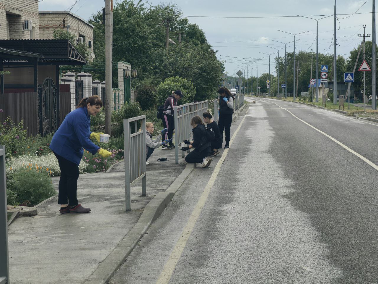 В станице Курской провели покраску дорожного ограждения по ул. Балтийской и около школы № 1.