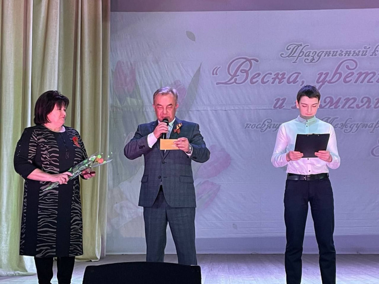 Праздничный концерт в преддверии 8 марта «Весна, цветы и комплименты» прошел в районном Доме культуры.. Праздничный концерт в преддверии 8 марта «Весна, цветы и комплименты» прошел в районном Доме культуры..