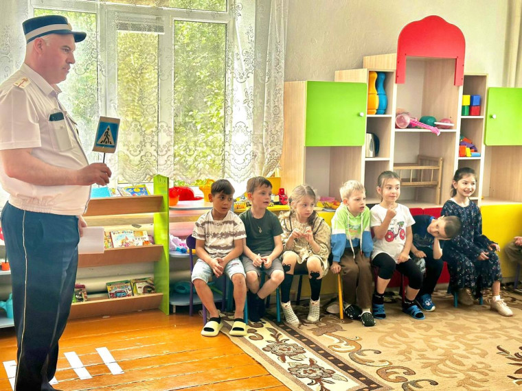 Госавтоинспекторы Курского округа провели профилактическое мероприятие «Внимание – дети!» для воспитанников детского сада и их родителей. Госавтоинспекторы Курского округа провели профилактическое мероприятие «Внимание – дети!» для воспитанников детского сада и их родителей.