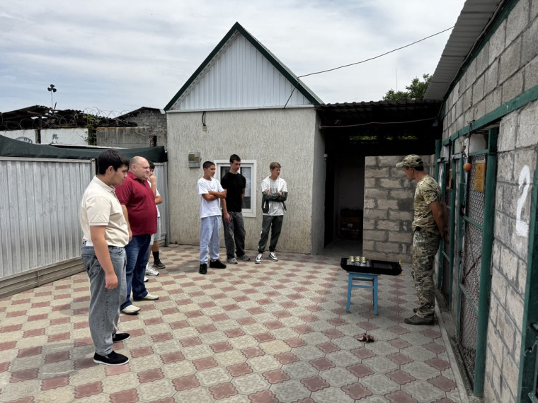 В Курском округе полицейские совместно с общественниками провели экскурсию для школьников в отдел внутренних дел. В Курском округе полицейские совместно с общественниками провели экскурсию для школьников в отдел внутренних дел.