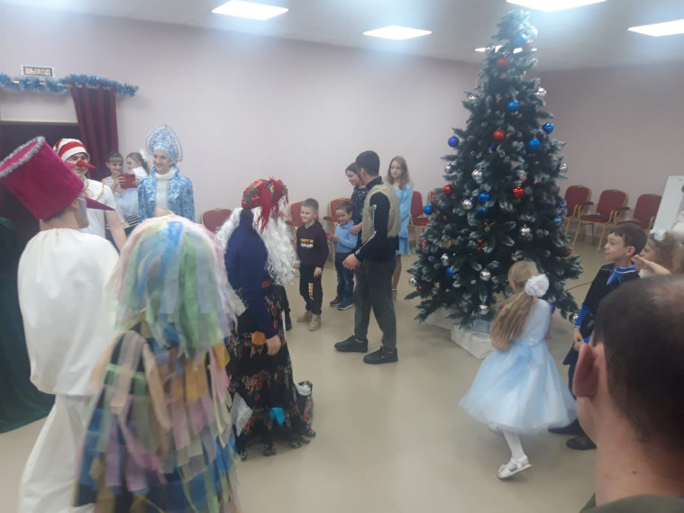 В Уваровском сельском Доме культуры прошла казачья новогодняя елка «Помощники Снегурочки». В Уваровском сельском Доме культуры прошла казачья новогодняя елка «Помощники Снегурочки».