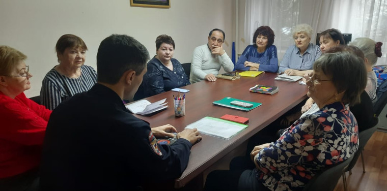 В Курском округе полицейские провели с пенсионерами беседу по профилактике мошенничества. В Курском округе полицейские провели с пенсионерами беседу по профилактике мошенничества.